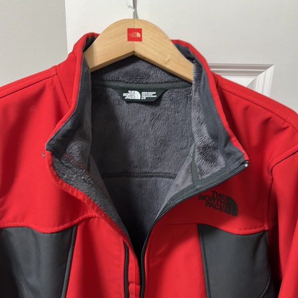 The North Face Men’s Lightweight jacket size (L)arge, TNF Red/Mid-Grey. - Picture 3 of 5